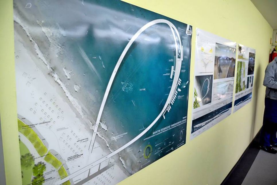 Ab sofort können sie besten vier Entwürfe für eine neue Timmendorfer Seebrücke im Rahmen einer Ausstellung im Rathaus besichtigt werden. (Foto: René Kleinschmidt)