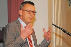 Amtsdirektor Sönke Körber lobt anerkennend das Durchhaltevermögen aller, die sich ehrenamtlich in der Kommunalpolitik engagieren: „Beim Heizungsgesetz etwa müssen sie Dinge erklären, die sie eigentlich gar nicht erklären können“