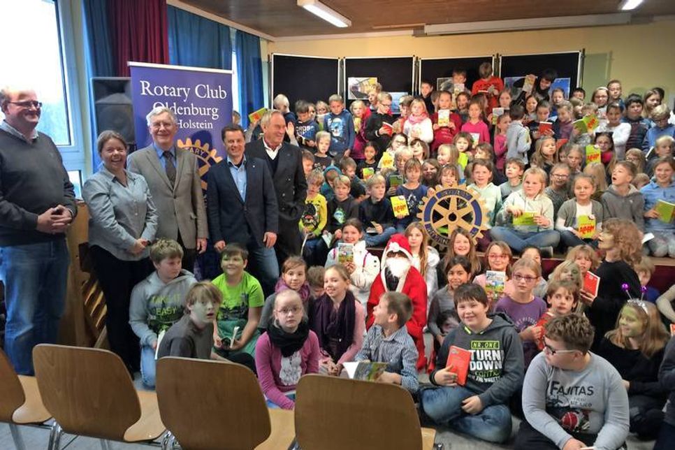 Bücherübergabe in der Grundschule in Landkirchen: Klaus Kasper (Projektleiter, brauer Schlips), Dr. Eberhard Gerber (weißes Hemd mit Halstuch),  Jan Hegerfeld (kariertes Hemd, Pullover)