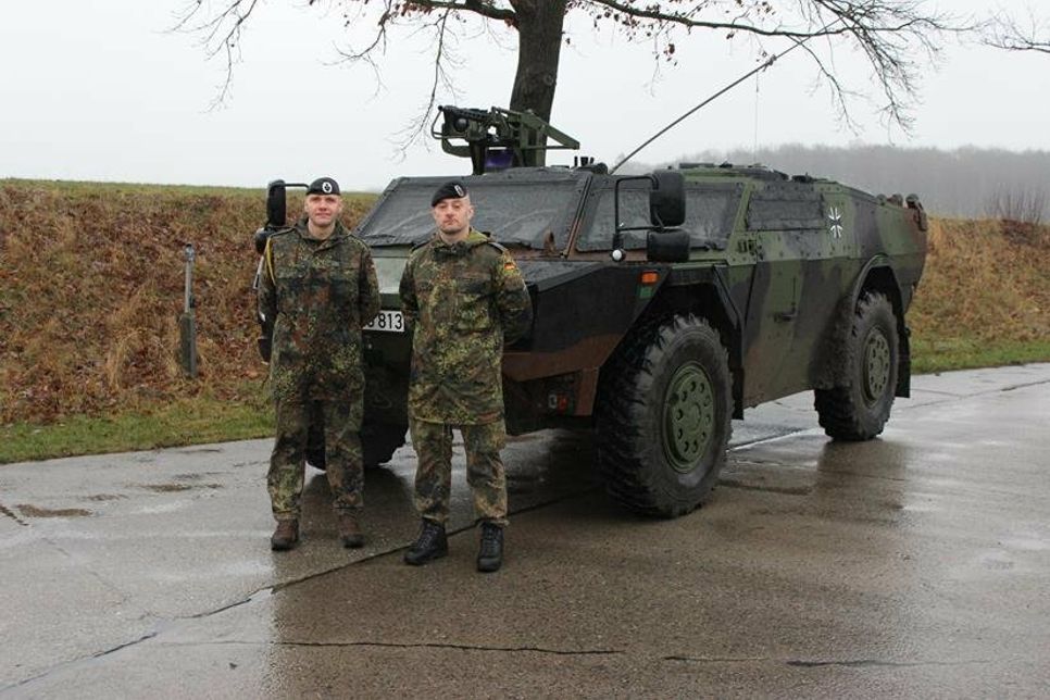 Kompaniefeldwebel („Spieß“) OStFw. Michael Gendig (lks.) und Major Andreas Fischer aus Eutin vor dem Spähpanzer Fennek. (Foto: Bundeswehr)