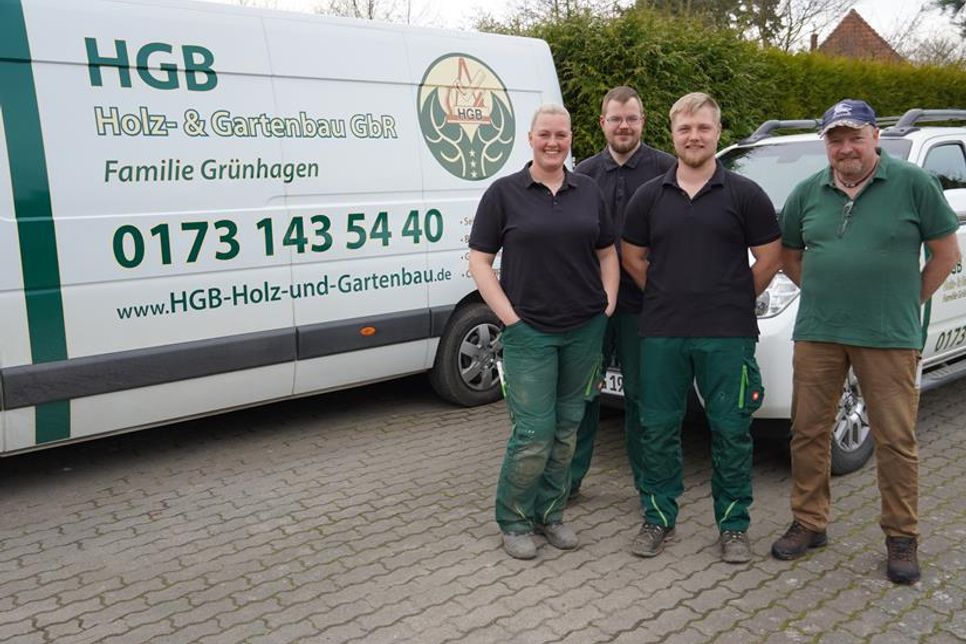 Das Team der Firma HGB Holz- und Gartenbau mit Sitz in Bökenberg.