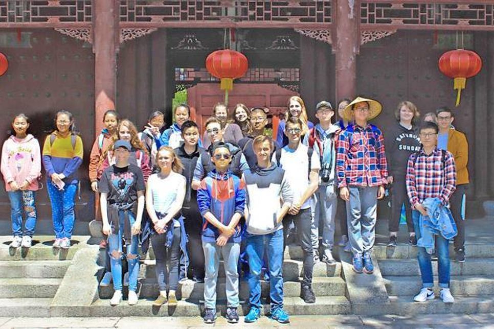Die deutsche Besuchergruppe mit Schülerinnen und Schülern der chinesischen Partnerschule Meilong Middle School