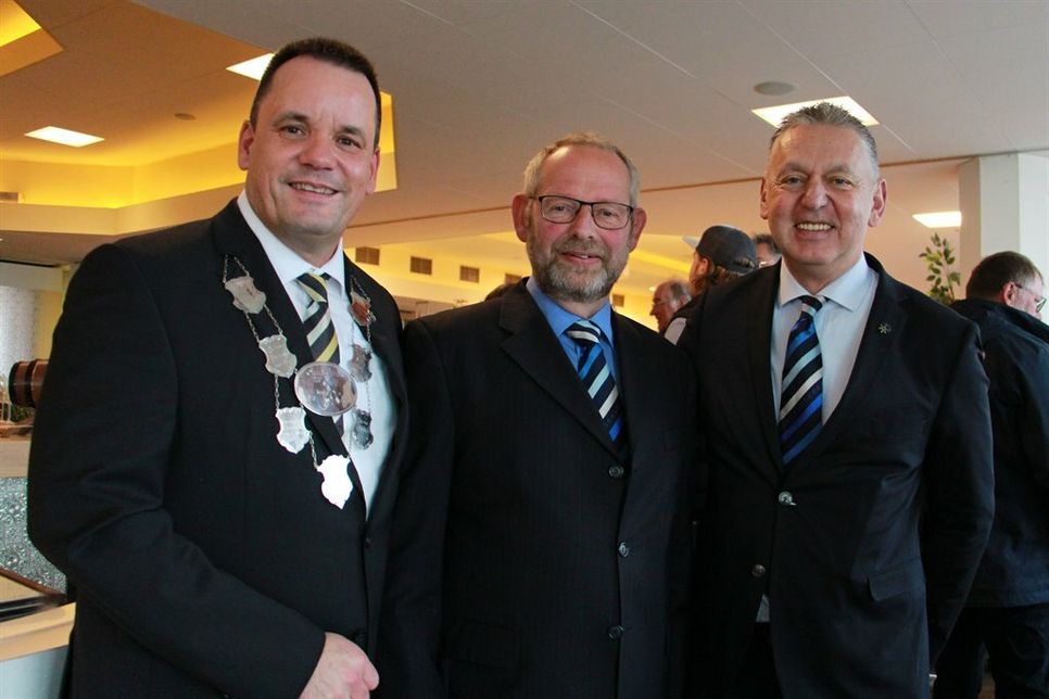 Begrüßten am Sonntag zahlreiche Gäste: Bürgermeister Mark Burmeister, Bürgervorsteher Matthias Dammer und TSG-Betriebsleiter Manfred Wohnrade (v. lks.).