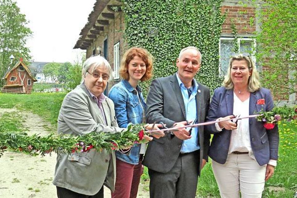 Vor dem Schnitt, der den Projektstart symbolisiert (v.l.): Jörg Schumacher, Stefanie Hönig, Bernd Rubelt und Kerstin Stein-Schmidt. Symbolisch war dieser Schnitt auch für Stadtbaumeister Rubelt an seinem „ehrlich allerletzten Arbeitstag“. Er rief die Eutiner auf: „Bewahren Sie sich Mut und Fantasie!“