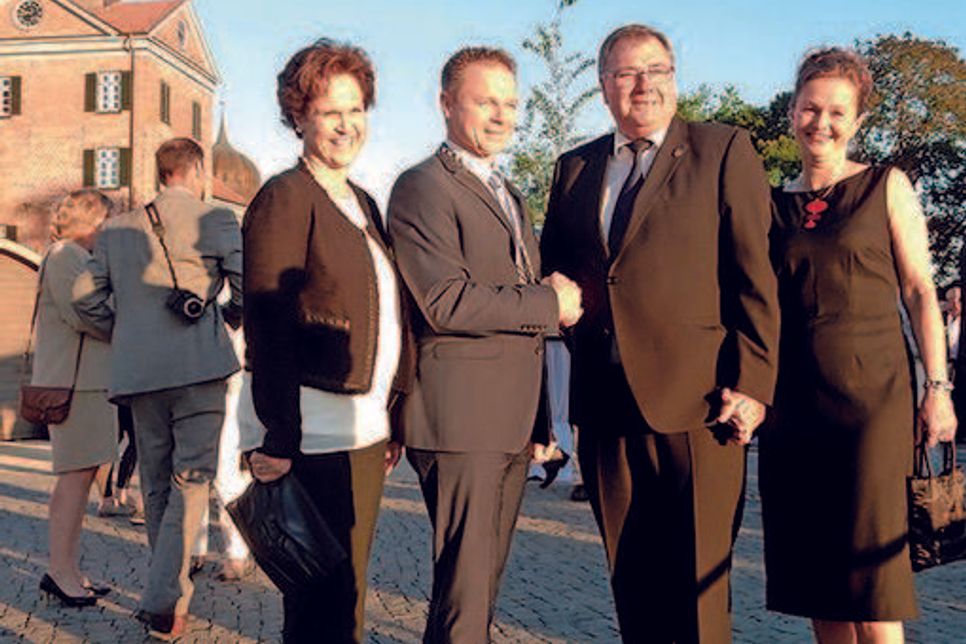 Der neue Bürgermeister Carsten Behnk mit seiner Frau Marina wurde in einer Sondersitzung der Stadtvertretung vereidigt – und sein Vorgänger im Amt, Bürgermeister Klaus-Dieter Schulz, hier mit Partnerin Iwona Kigala, wurde verabschiedet.