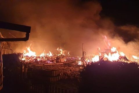 Zwei Wohnwagen brannten in voller Ausdehnung.