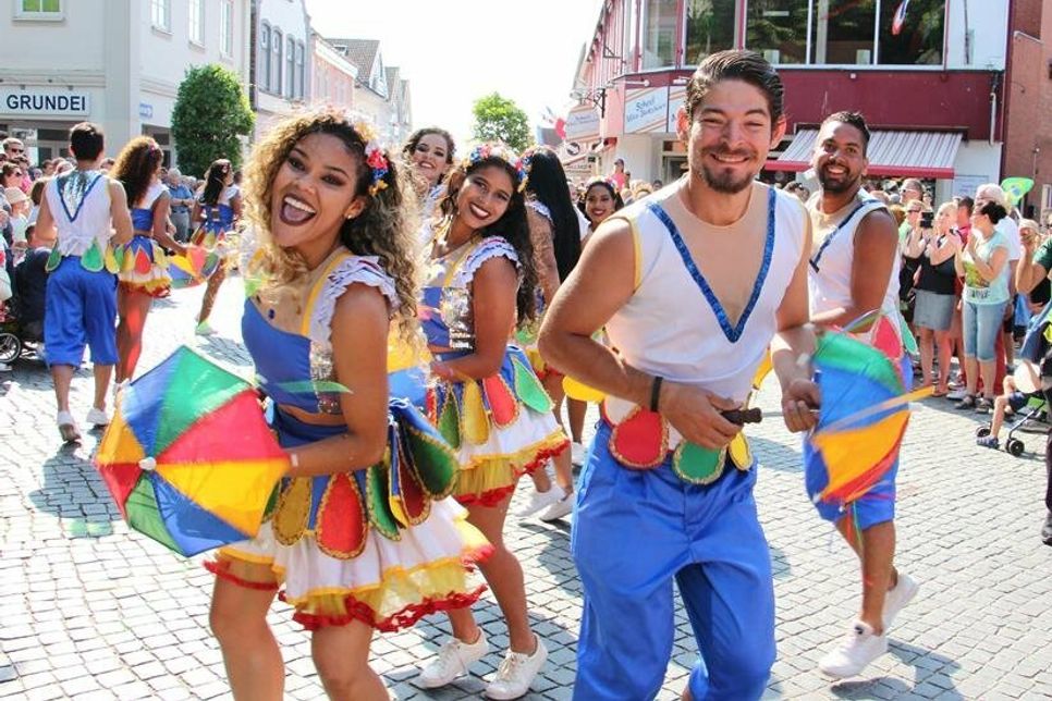 Beim „Tanz in den Straßen“ kann man die Folklore-Gruppen hautnah erleben.