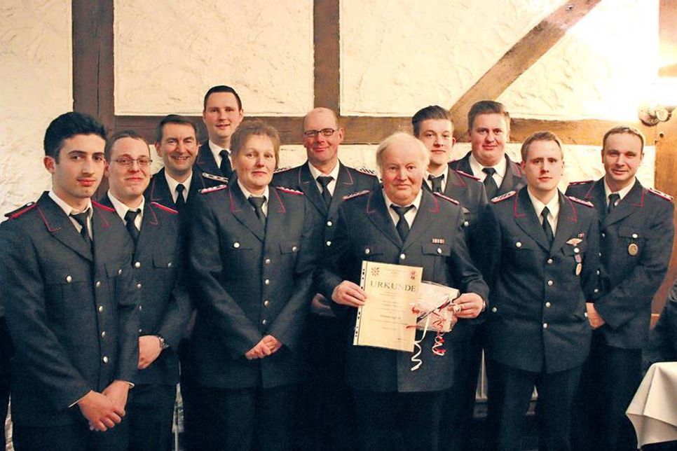 Die Beförderten und Geehrten der Freiwilligen Feuerwehr Haffkrug. (Foto: Svea Banderob)