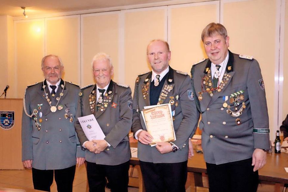 Mehr als 50 Jahre im Verein: Robert Schmidt und Eberhardt Hering mit 1. Vorsitzenden Horst-Peter Kirchner (l.) und 2. Vorsitzenden Holger Christofzik (rechts).