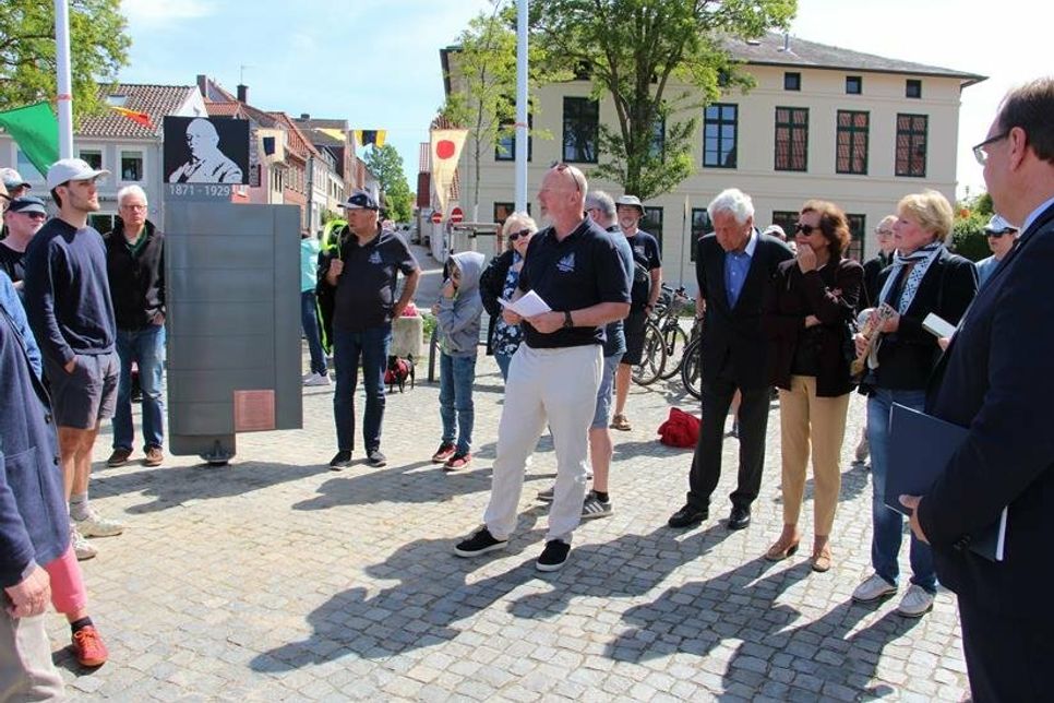 Mai: Denkmal und neuer Platz in Neustadt ehren den Yachtkonstrukteur Max Oertz.