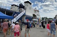 Juli: Der 12. Tag der Küstenwache wird mit dem neuen Bundespolizeischiff „Neustadt“ gefeiert.