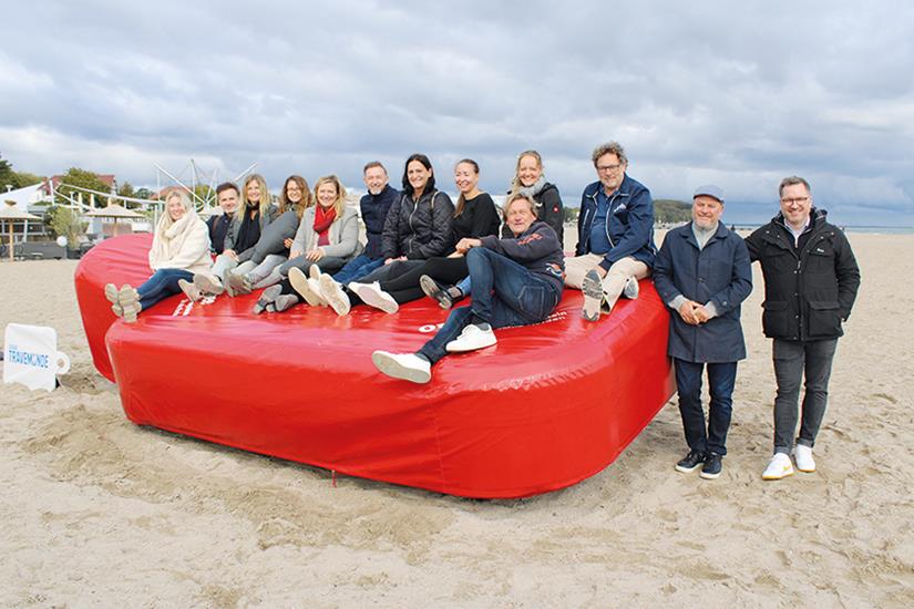 Riesen-Wärmflasche am Strand von Travemünde – jetzt geht sie auf Tour - Tdf. Strand