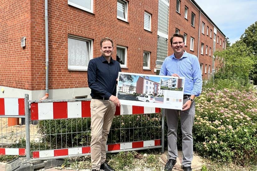 Vorstand der Baugenossenschaft Christoph Buske (lks.) und Architekt Harm Hoffmann informieren über die geplanten Modernisierungen.