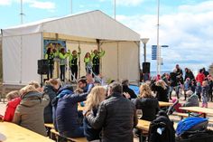 Pelzerhaken. Seebrückenvorplatz, Promenade und Haus des Gastes standen am letzten Wochenende ganz im Zeichen eines launischen Osterfestes - jedenfalls, was das wechselhafte Wetter betraf. Doch trotz Wind und Kälte bummelten viele Besucher bester Stimmung durch das Geschehen, stöberten beim Kunsthandwerkermarkt oder wärmten sich bei dem bunten Musikprogramm auf dem Seebrückenvorplatz auf. (he)