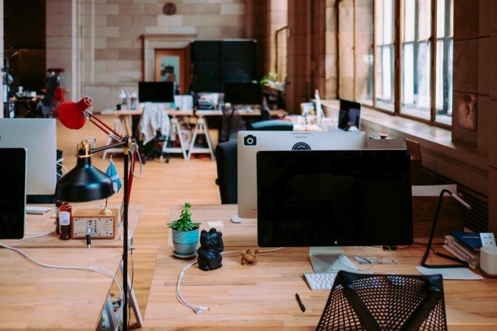 Abbildung 1: Nachhaltigkeit lässt sich auch im Büro umsetzen. Doch welche Maßnahmen führen dazu, dass der Co2-Ausstaoß direkt und indirekt sinkt?