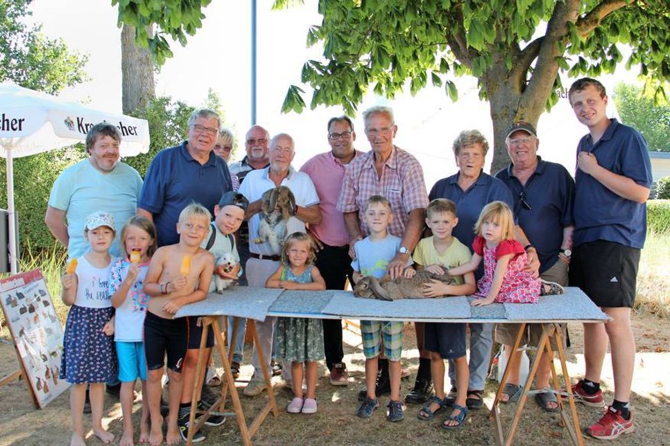 Gäste, Kaninchenfans und Vereinsmitglieder beim Sommerfest auf der Promenade.