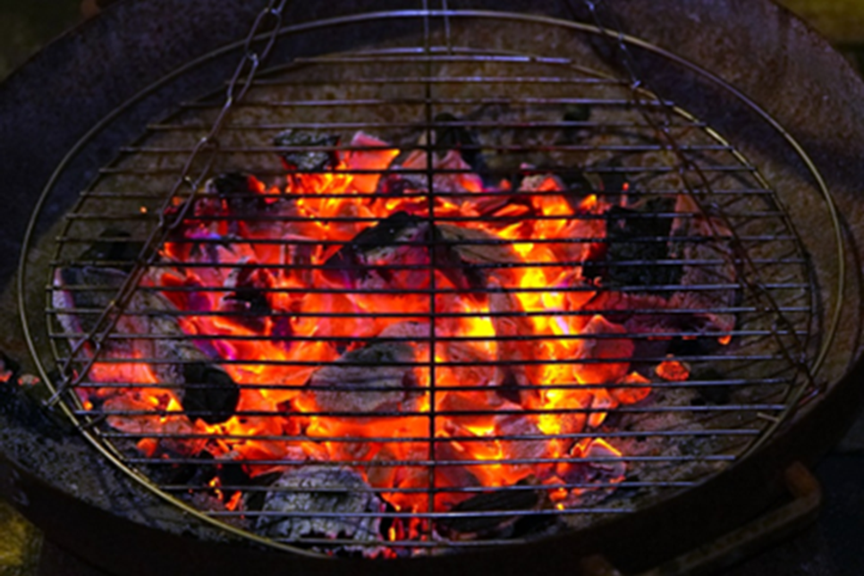 Verschmutzungen nach den Grillen lassen sich leider nie vermeiden. So bekommt man sie ganz leicht weg.