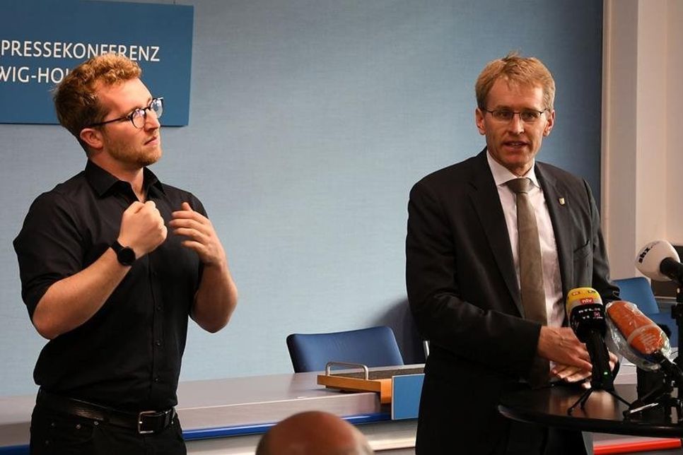 Ministerpräsident Daniel Günther (re.) gab die Beschlüsse der Länder in Kiel bekannt. (Foto: Staatskanzlei)