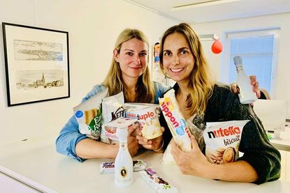 Hatten in dieser Woche einige traumatische Erlebnisse: Die Ostsee-Perlen Gesche Muchow (lks.) und Kristina Kolbe haben daraufhin erstmal tüchtig Nervennahrung fürs Büro besorgt.