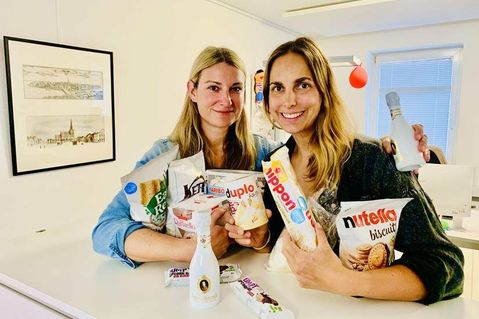 Hatten in dieser Woche einige traumatische Erlebnisse: Die Ostsee-Perlen Gesche Muchow (lks.) und Kristina Kolbe haben daraufhin erstmal tüchtig Nervennahrung fürs Büro besorgt.