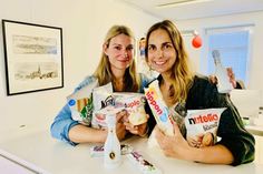 Hatten in dieser Woche einige traumatische Erlebnisse: Die Ostsee-Perlen Gesche Muchow (lks.) und Kristina Kolbe haben daraufhin erstmal tüchtig Nervennahrung fürs Büro besorgt.