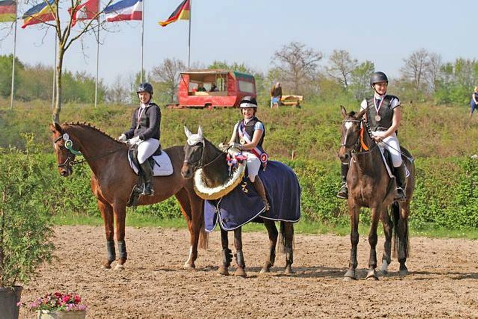 Kreismeisterin Vielseitigkeit, LK 0/6 des Reiterbundes Ostholstein, Henna Friederike Grüllich mit Stanley, eingerahmt von Lina Micheel auf Millhouse 2 (Silber) und Skadi Burchardt auf Ravenna 312 (Bronze)