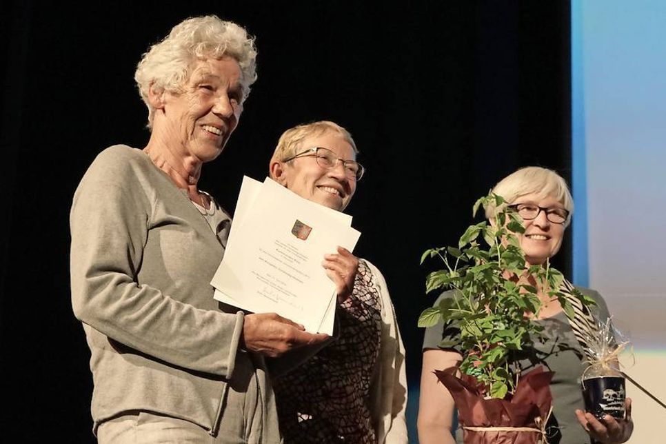 Sylvia Blankenburg (lks.) nimmt für das Kommunale Kino Neustadt die Auszeichnung von Ministerin Anke Spoorendonk (Mitte) entgegen.