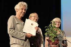 Sylvia Blankenburg (lks.) nimmt für das Kommunale Kino Neustadt die Auszeichnung von Ministerin Anke Spoorendonk (Mitte) entgegen.