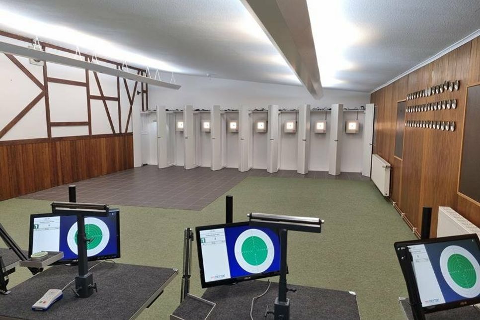 Am Tag der offenen Tür darf mit dem Luftgewehr auf die neu installierte digitale Anlage geschossen werden.