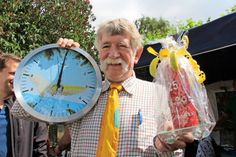 „Alles Banane“ bei Stelli Banana alias Bernhard Stellmacher. Zum 25-jährigen Bestehen des Bananenmuseums gab es am letzten Sonntag passende Geschenke, jede Menge Besucher und viel Grund zur Freude.