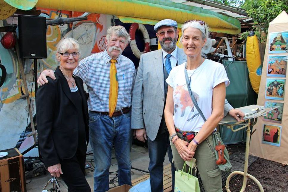 Karin „Twally“ und Bernhard Stellmacher mit Bürgermeister Volker Weidemann und Preisträgerin des Kreativwettbewerbs Julia Wallner (v. lks.).