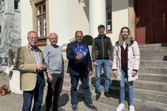Präsentierten das Programm für die Gedenkveranstaltungen in der kommenden Woche: Bruno Neurath-Wilson (Sohn des Cap Arcona-Überlebenden Willi Neurath), Mano Salokat, (Vorsitzender des Kinder- und Jugendnetzwerks) Bürgermeister Mirko Spieckermann, Klaas Raloff (Amtsleiter vom Amt für gesellschaftliche Angelegenheiten) und Johanna Wierach (Praktikantin bei der Stadtverwaltung) (v. lks.).