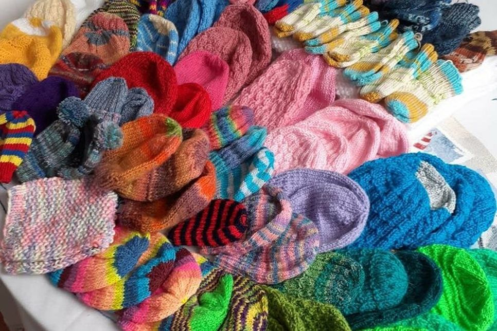 Die Teilnehmerinnen beim Strickabend fertigten Mützchen, Söckchen und Babydecken für eine Neugeborenen-Station in Wuppertal.