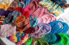 Die Teilnehmerinnen beim Strickabend fertigten Mützchen, Söckchen und Babydecken für eine Neugeborenen-Station in Wuppertal.