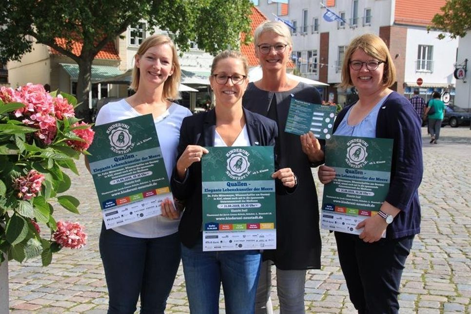 Katinka Walter, Aline Breiter, Annika Westen und Hilde Rakel (v. lks.) freuen sich den Kinderakademikern ein vielseitiges Potpourri aus Ästhetik und (Natur-) Wissenschaft bieten zu können.