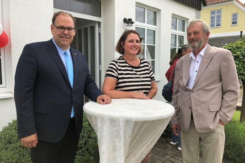Leiterin Tatjana Makarowski im Gespräch mit Bürgervorsteher Heinrich Holtfester (re.) und Bürgermeister Mirko Spieckermann.