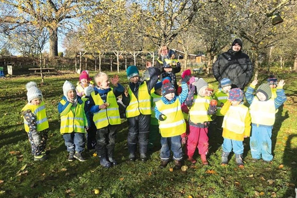 Die Gruppen „Frösche“ und „Marienkäfer“ der Katholischen Kindertagesstätte Spatzennest durften letzte Woche bei ERNA die letzten Äpfel des Jahres ernten.
