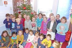 Normalerweise suchen sich die Kinder der Bujendorfer KiTa Kindernest des Kinderschutzbundes Ostholstein ihre Weihnachtsbaum bei Familie Voß in Zarnekau selber aus, das ging aber wegen Corona nicht. Mit dem, den Tim Voß ihnen geschenkt hat, sind sie super zufrieden