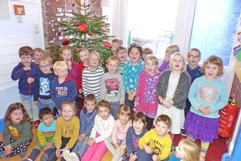 Normalerweise suchen sich die Kinder der Bujendorfer KiTa Kindernest des Kinderschutzbundes Ostholstein ihre Weihnachtsbaum bei Familie Voß in Zarnekau selber aus, das ging aber wegen Corona nicht. Mit dem, den Tim Voß ihnen geschenkt hat, sind sie super zufrieden