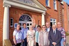 Sie bilden den neuen Seniorenbeirat der Gemeinde Stockelsdorf: Helga Mascher, Waltraud Schulz, Monika Rothe, Matthias Bössenroth, Rosi Siemers, Heide-Marie Jüngling,  Jürgen Fischer, Siegfried Müller (Vorsitzender) und Gerhard Mascher.