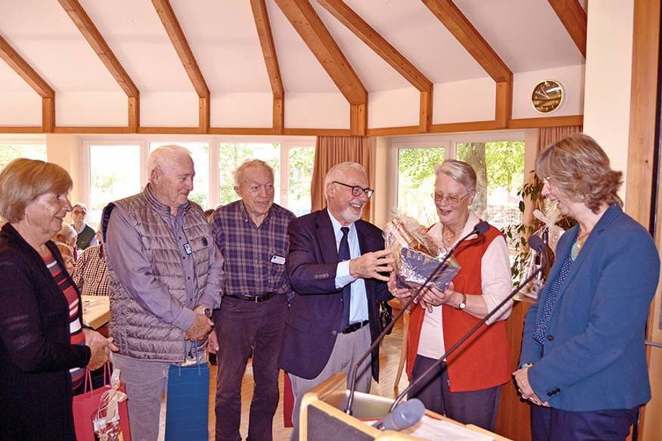 Die scheidenden Beiratsmitglieder Ursula Ruttkowski (v.l.), Hendrik Jüngling, Heino Beeck und Helga Lörch nahmen von Siegfried Müller (3. v.r.) und Verwaltungschefin Brigitte Rahlf-Behrmann (r.) Präsente für ihr ehrenamtliches Engagement entgegen. (Fotos: Setje-Eilers)