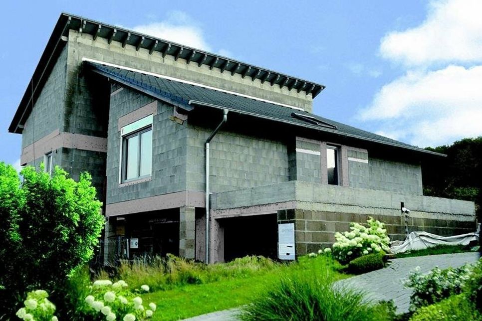 Umweltgerechtes Wohnen mit Bims: Neben ökologischen sowie regionalen Vorteilen punktet das Vulkangestein auch in Sachen Wohngesundheit und Raumklima. Foto: djd/KLB Klimaleichtblock