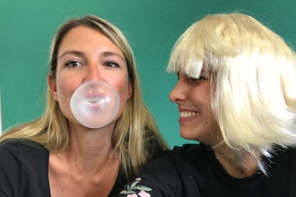 Gesche Muchow (lks.) und Kristina Kolbe aus der reporter-Redaktion haben Cola-Hacks getestet.