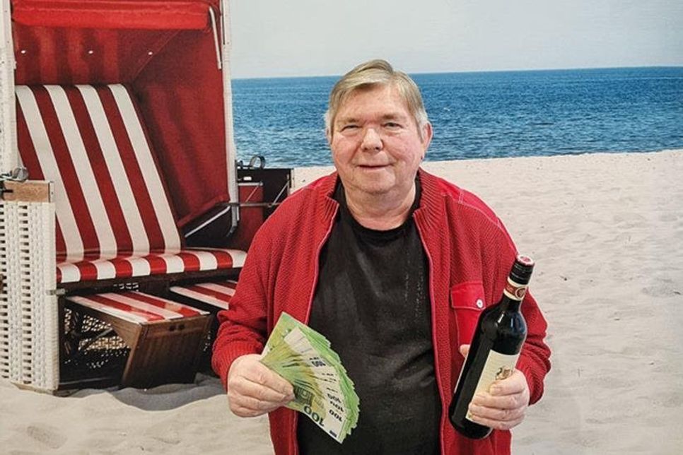 Er freut sich über seinen 5.000-Euro-Gewinn beim Los-Sparen der Sparkasse Holstein: Wolfgang Michalski aus Dannau.