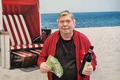 Er freut sich über seinen 5.000-Euro-Gewinn beim Los-Sparen der Sparkasse Holstein: Wolfgang Michalski aus Dannau.