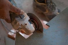 Mit handwerklichem Geschick verbinden Fliesenleger Hand- und Kunstwerk.