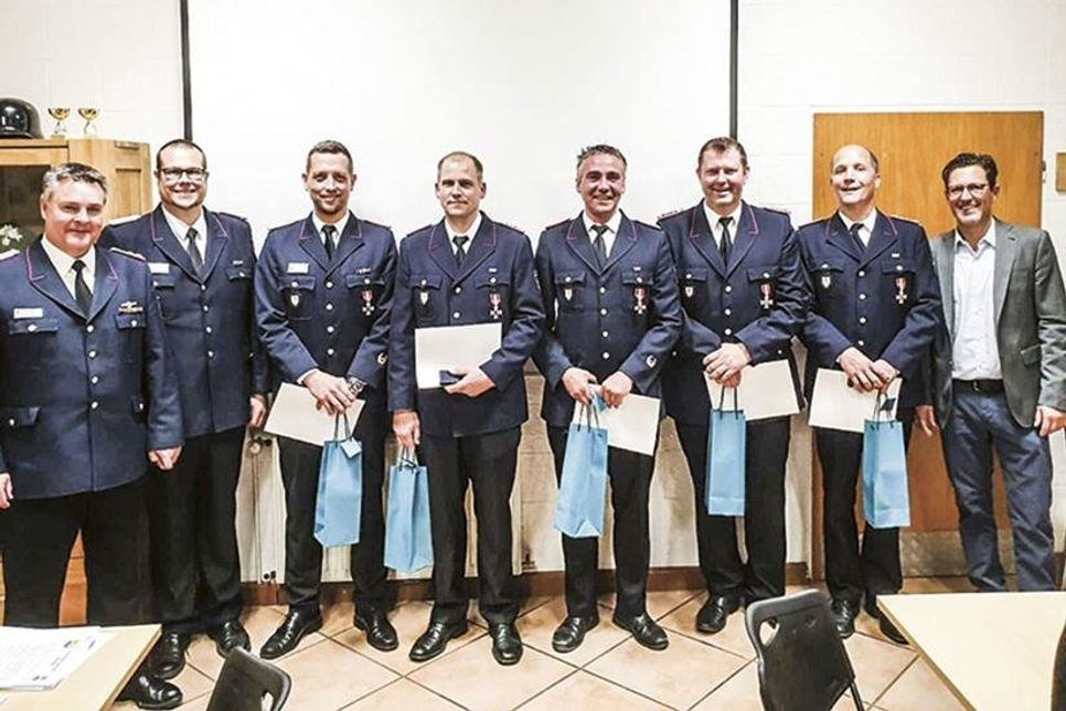 Ehrungen bei der Freiwilligen Feuerwehr Offendorf: Kreiswehrführer Thorsten Plath (von links), Gemeindewehrführer Dennis Puls, Christian Ziemann, Stefan Wibbeling, Hendrik Ulrich, Philipp Bartelt und Mark Wibbeling mit Bürgermeister Thomas Keller.  (Foto: FFW)