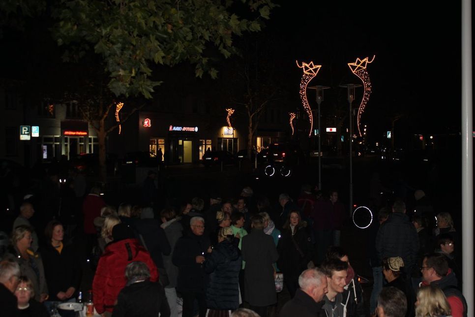 Gespannt auf die neue Beleuchtung. Viele Neustädter waren am vergangenen Donnerstag auf den Marktplatz gekommen.