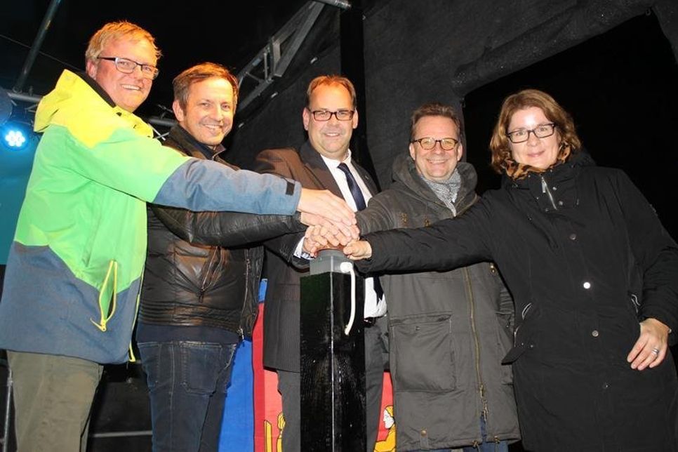Gaben den symbolischen Startschuss für ein helles Neustadt: Sven Muchow, Marcel Klöpner, Inhaber von „Die Schmücker, Mirko Spieckermann, Dirk Cremer und Andrea Elisabeth Brunhöber (v. lks.).