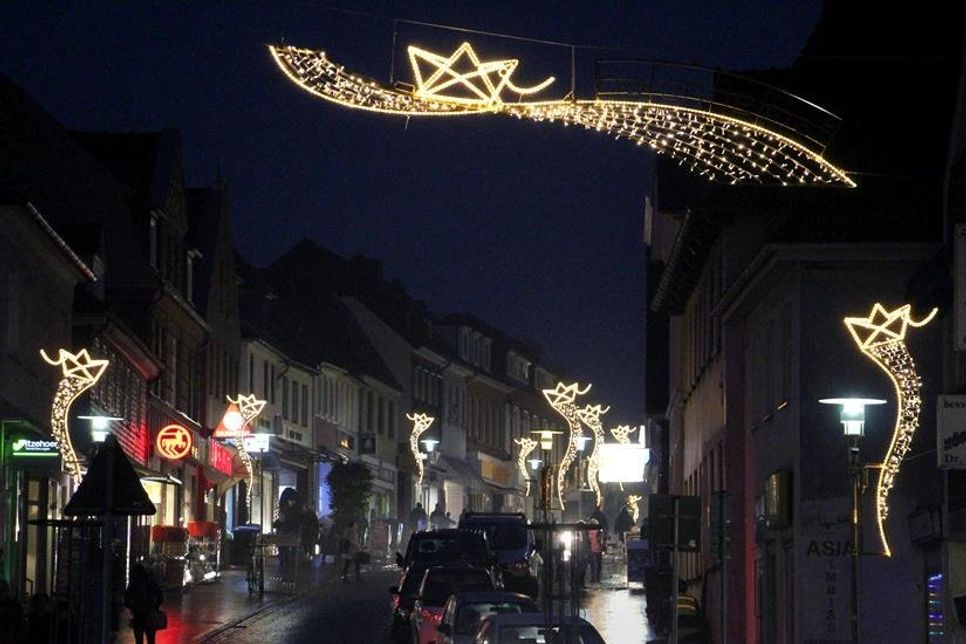 So schön beleuchtet. Als Tor zur Stadt und Einkaufsmeile besitzt die Brückstraße einen besonderen Stellenwert.
